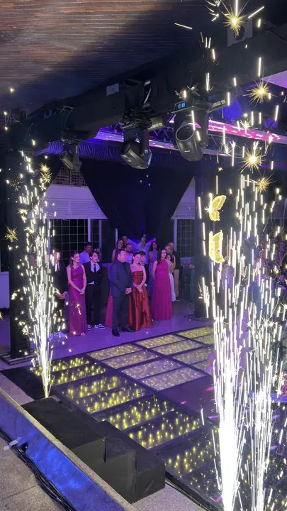 Faíscas frias na pista de formatura
