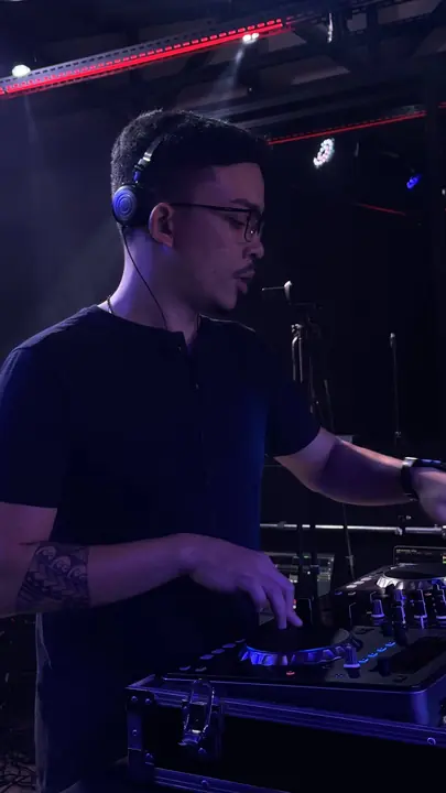 Gusta DJ concentrado na mixagem