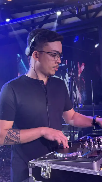 Gusta DJ na cabine com luz roxa